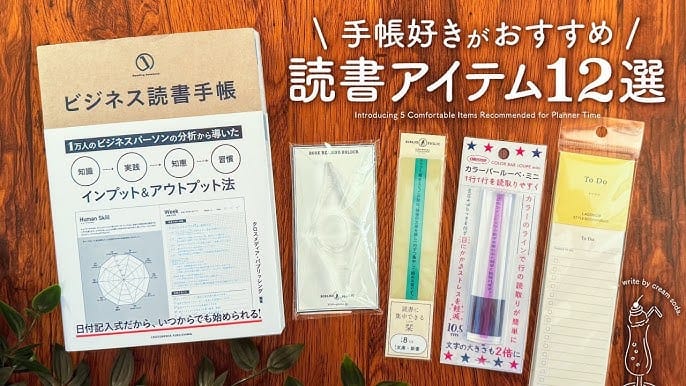 木製の机の上で、紙の本のページをめくる手と白い電子書籍リーダーを持つ手が並び、2つの読書体験を比較している。